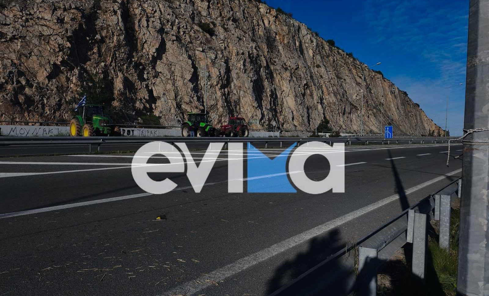 Χαλκίδα: Οι αγρότες άνοιξαν την Υψηλή Γέφυρα, μένουν στην άκρη με τα τρακτέρ