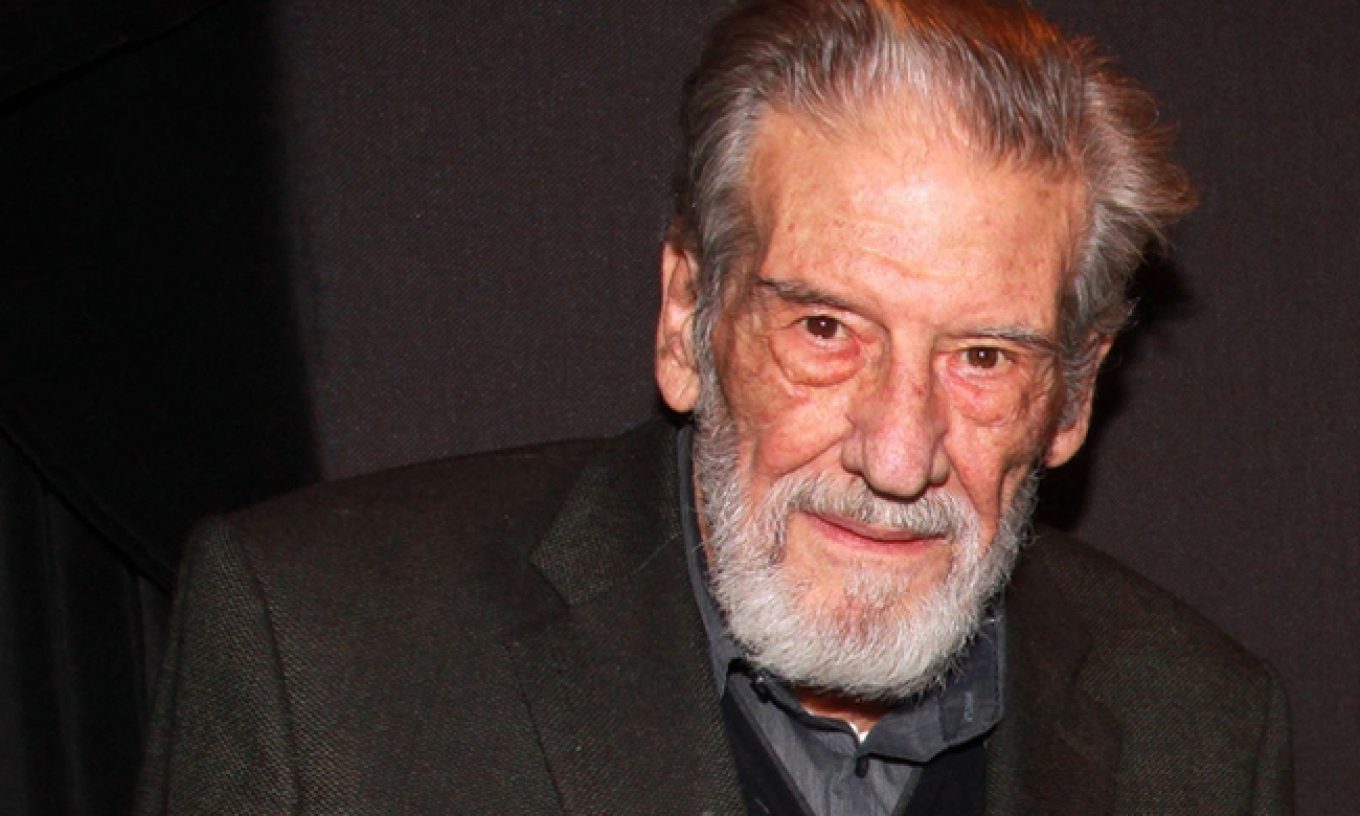 Πωλούνται στο Διαδίκτυο αντικείμενα του Γιάννη Βόγλη που βρέθηκαν πεταμένα στα σκουπίδια