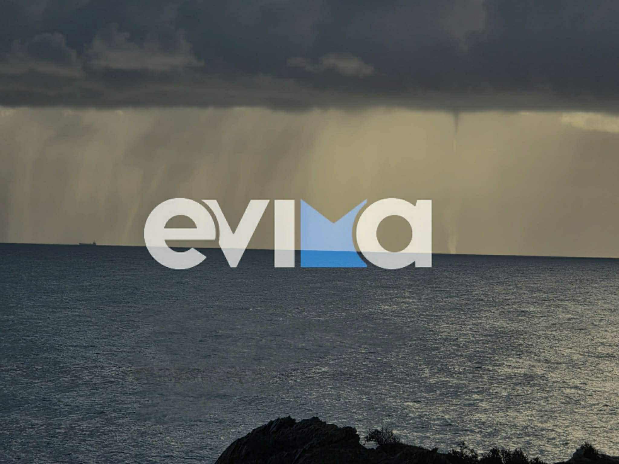 Δέος στην Εύβοια: Εντυπωσιακός υδροσίφωνας «χόρεψε» στη θάλασσα – Εικόνες