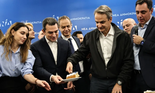 Νέα Δημοκρατία: Η κοπή της πρωτοχρονιάτικης πίτας παρουσία Μητσοτάκη
