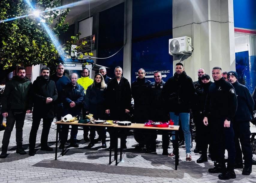 Έκοψαν στο δρόμο την πρωτοχρονιάτικη πίτα οι αστυνομικοί της Εύβοιας! Σε γυναίκα συνάδελφο το φλουρί