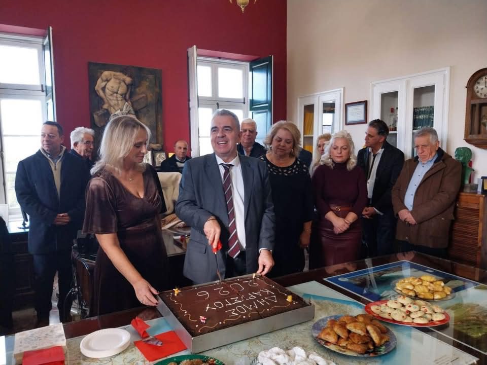 Πρωτοχρονιά στην Κάρυστο: Σε κλίμα ενότητας έκοψαν την πρωτοχρονιάτικη πίτα (εικόνες)