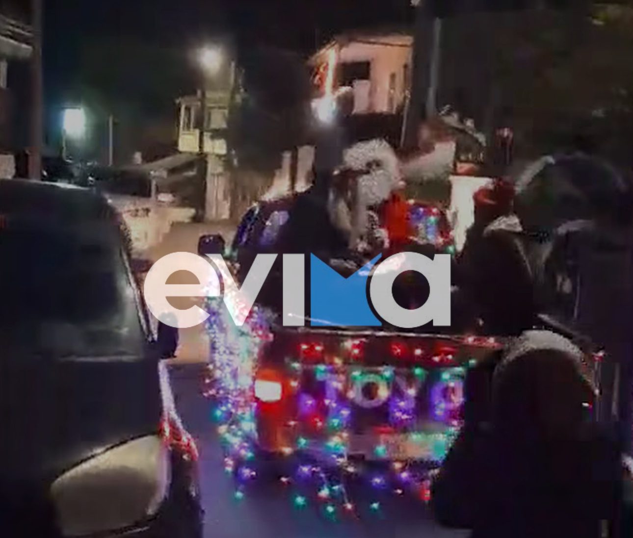 Viral ο Άγιος Βασίλης της Εύβοιας! Ήρθε πάνω σε στολισμένο αγροτικό με χιλιάδες λαμπιόνια (vid)