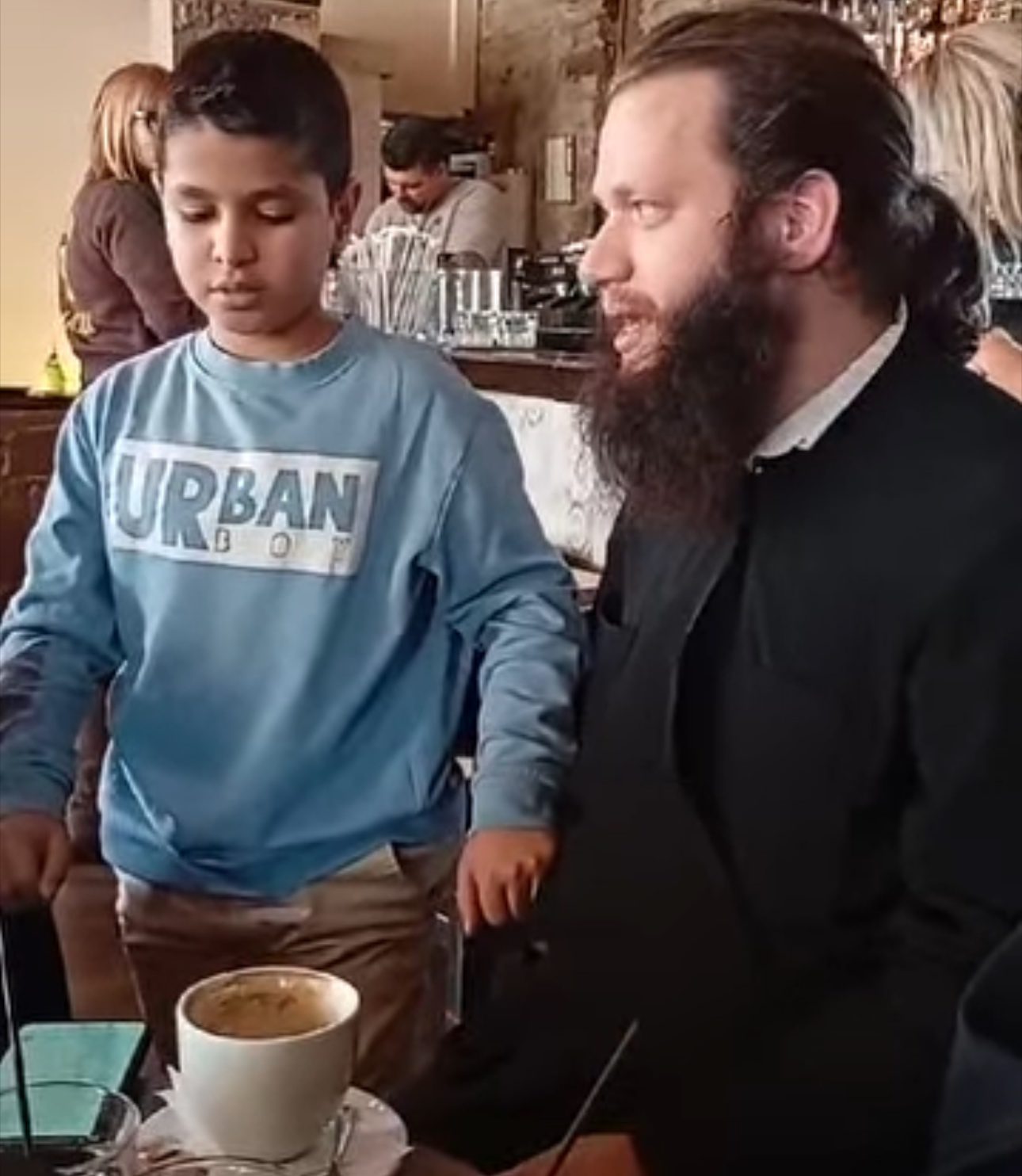 Εύβοια: Κάλαντα της Πρωτοχρονιάς από ιερέα και το γιο του στην Κύμη