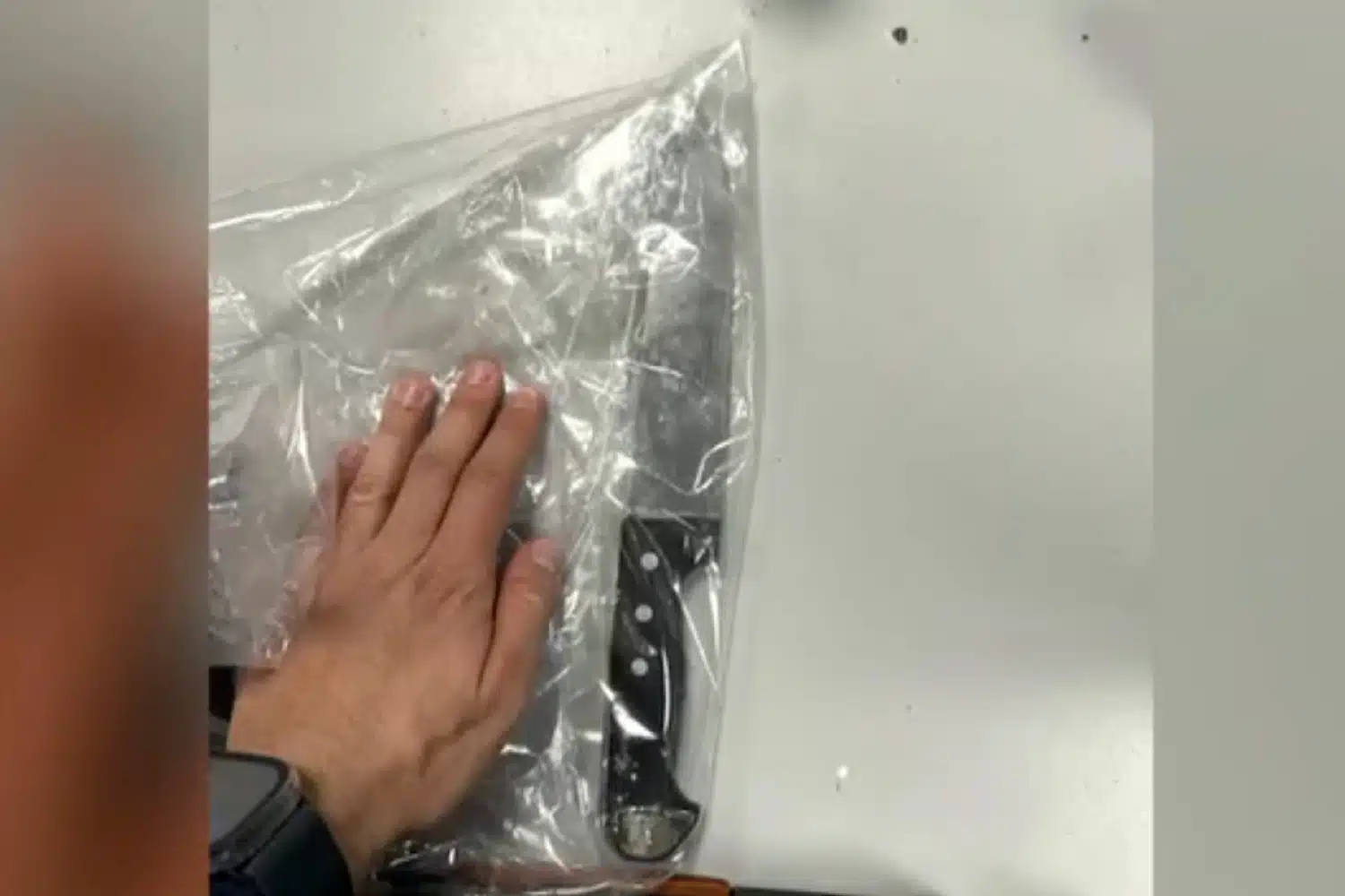 Σε κατάσταση αμόκ 49χρονος – Μπήκε σε σπίτι στο κέντρο της Αθήνας και απειλούσε νεαρό ένοικο