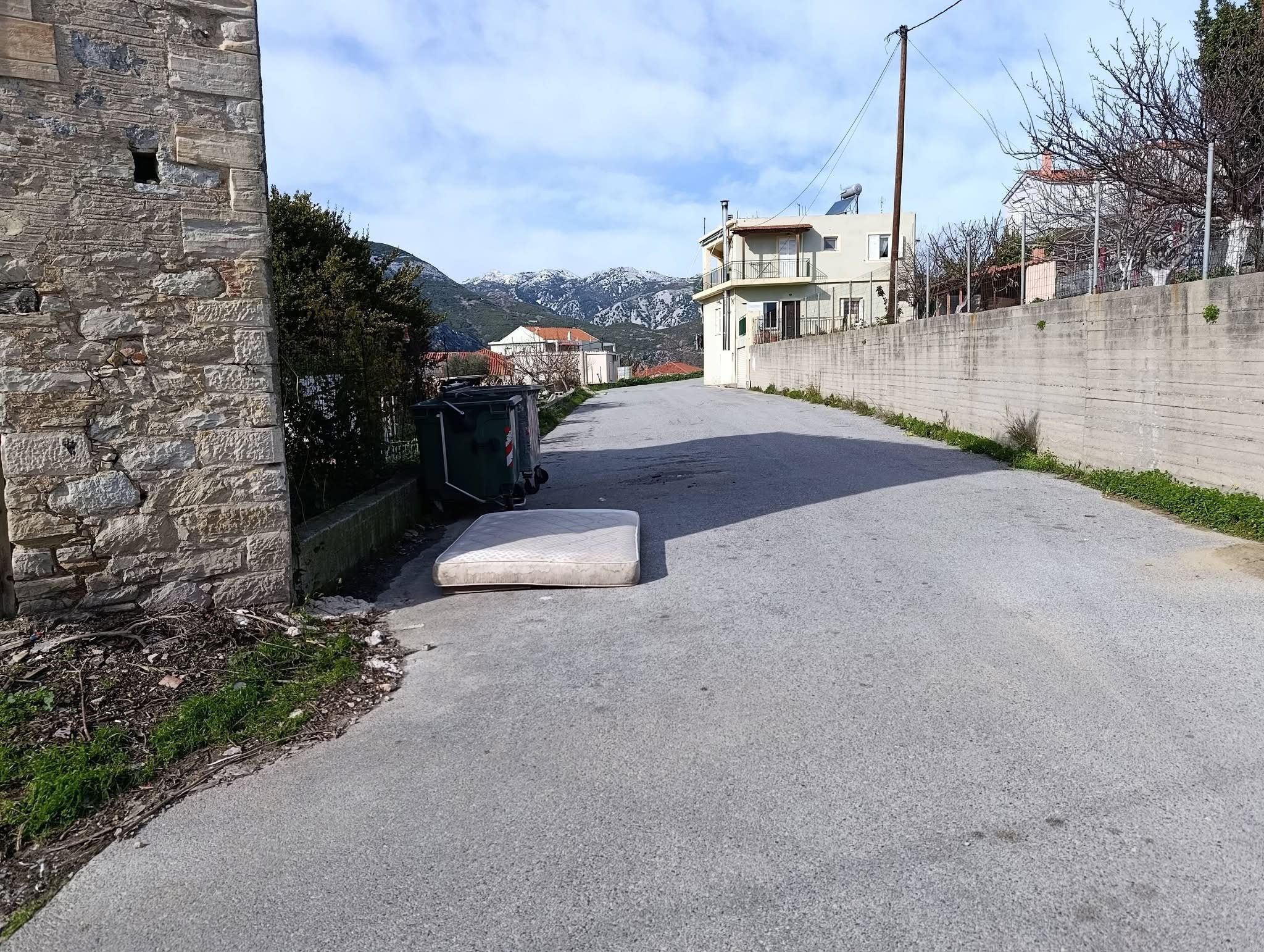 Εύβοια – Θράσος και ασέβεια: Πέταξαν στρώμα στον δρόμο μία ώρα μετά τον καθαρισμό