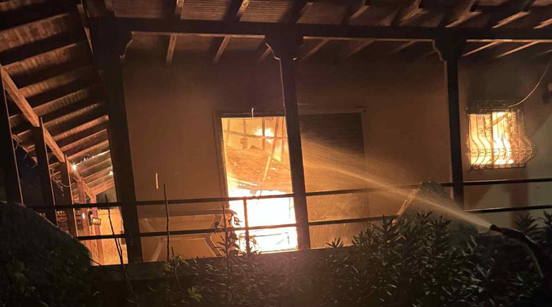 Φωτιά σε σπίτι στην Αρτέμιδα – Καταστράφηκε ολοσχερώς!