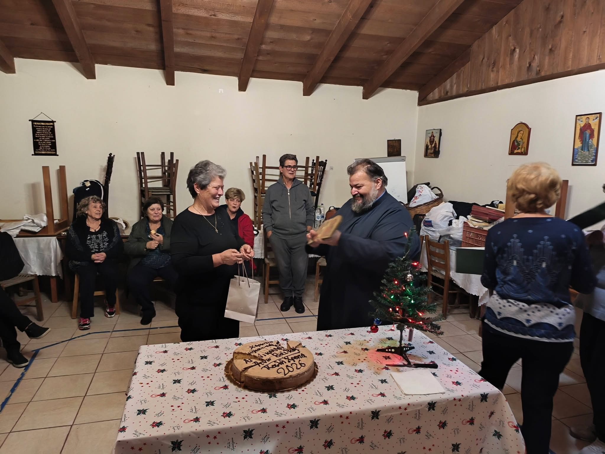 Ιερέας στην Εύβοια έκοψε την πρωτοχρονιάτικη βασιλόπιτα