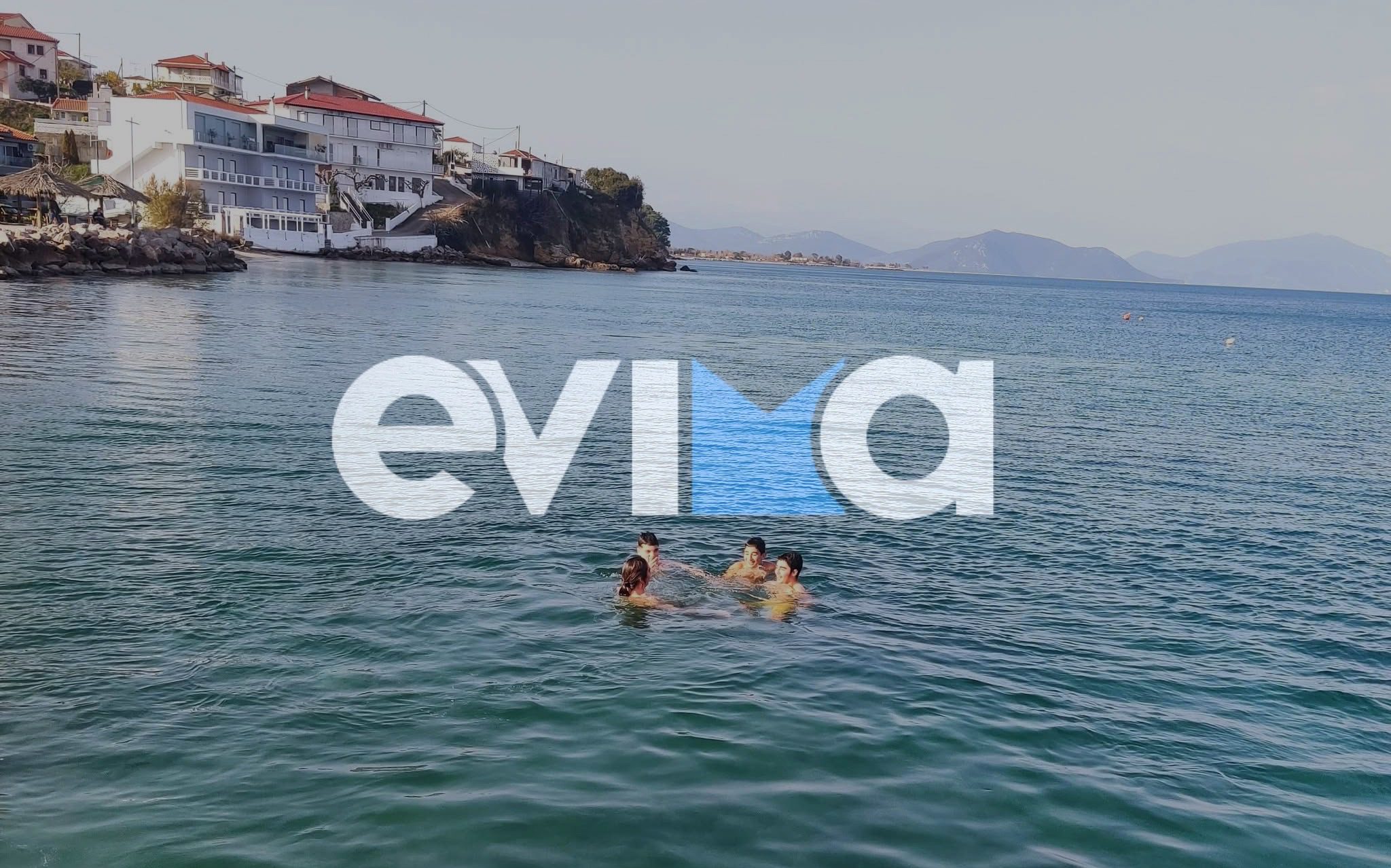 Θεοφάνεια στη Βόρεια Εύβοια: Τέσσερα παιδιά βούτηξαν για το Σταυρό