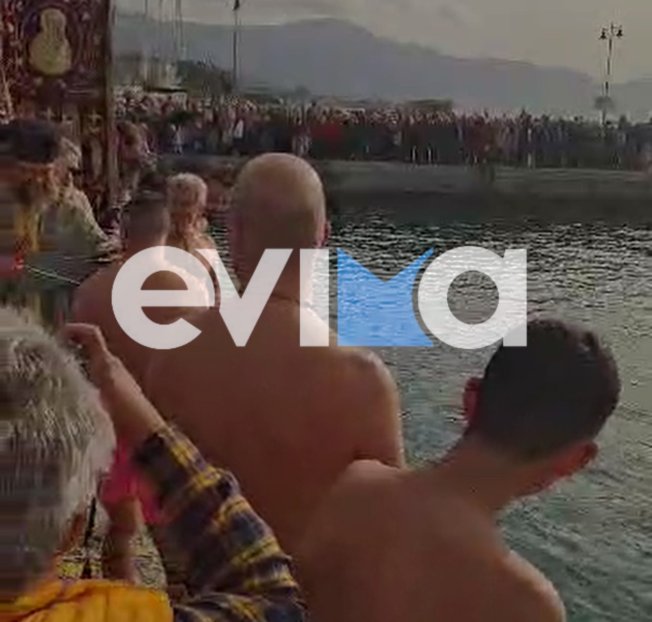 Θεοφάνεια στην Κάρυστο: Βούλιαξε από κόσμο το λιμάνι για τον αγιασμό των υδάτων