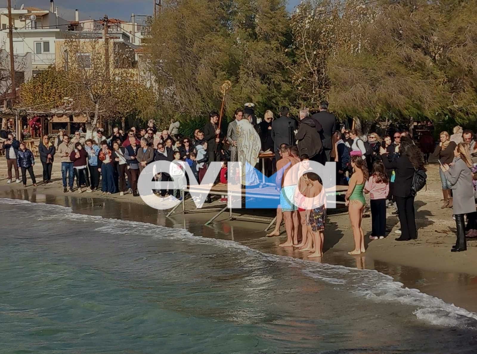«Βουτιά πίστης» στην Εύβοια: Ιεροψάλτης έπιασε τον Τίμιο Σταυρό
