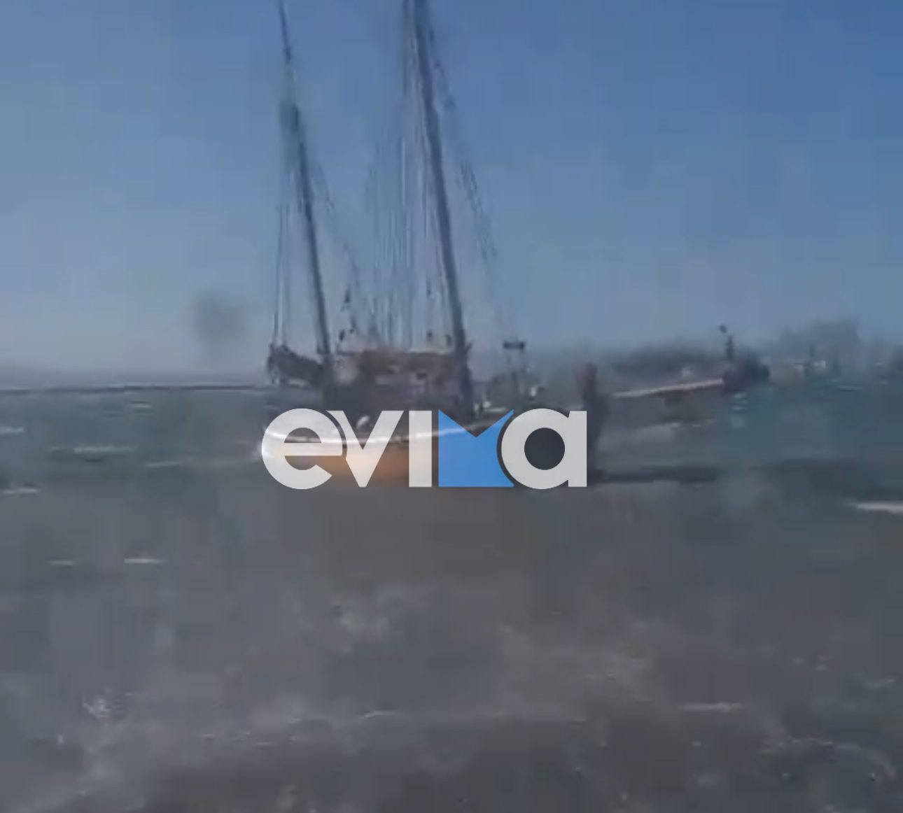 Ανεξέλεγκτοι άνεμοι «πέταξαν» ιστιοφόρο στη στεριά στην Εύβοια (vid)