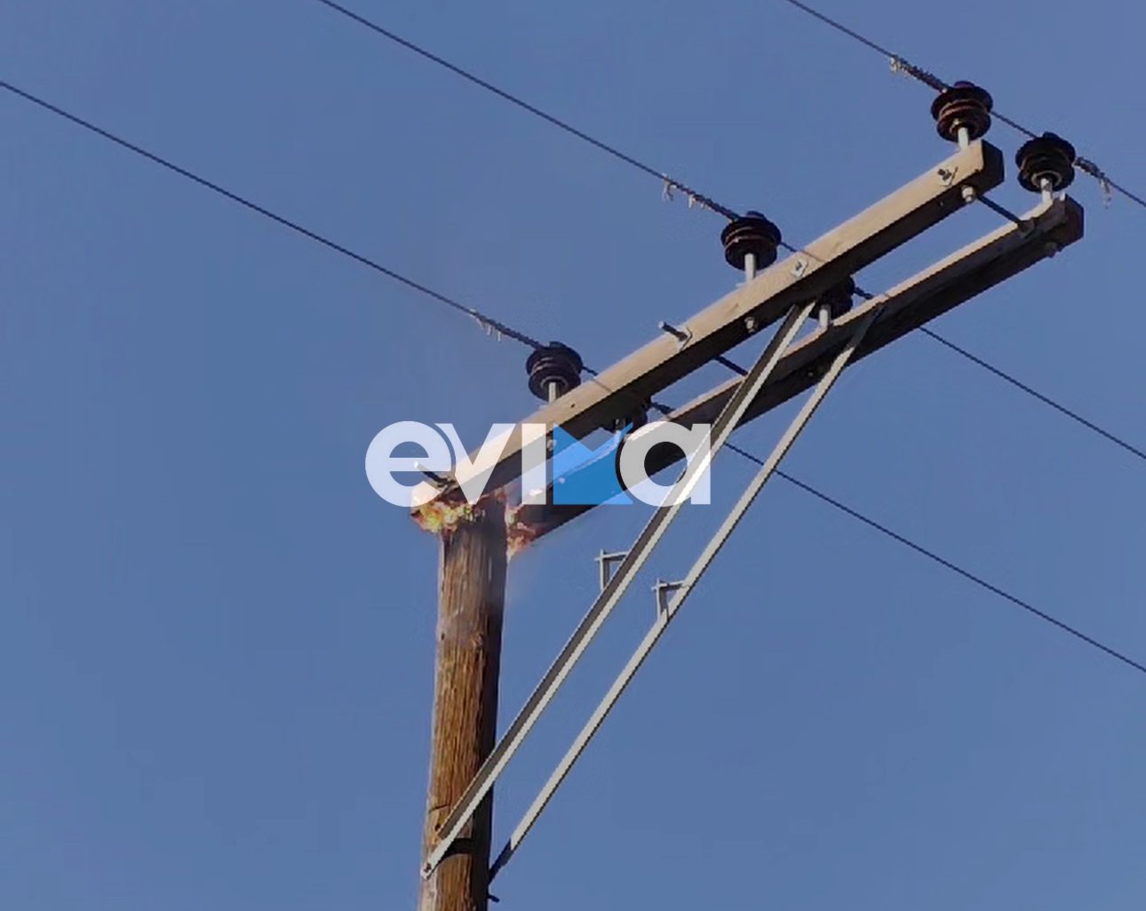 Συναγερμός για φωτιά σε κολώνα της ΔΕΗ στην Ερέτρια (pics&vid)