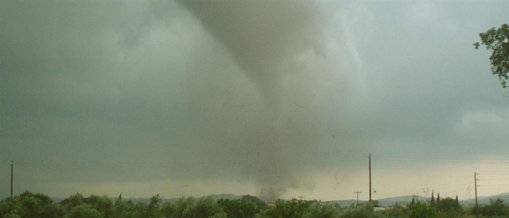 Ανεμοστρόβιλος σήκωσε στον αέρα αυτοκίνητο στην Ηλεία – Βίντεο