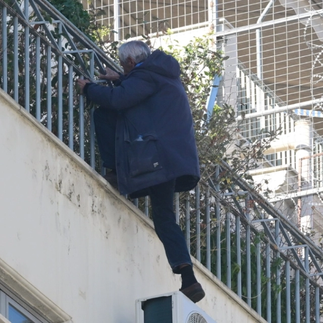 Τέλος στο θρίλερ στην Ομόνοια: Απομακρύνθηκε ο άνδρας που απειλούσε να πέσει από το κτίριο
