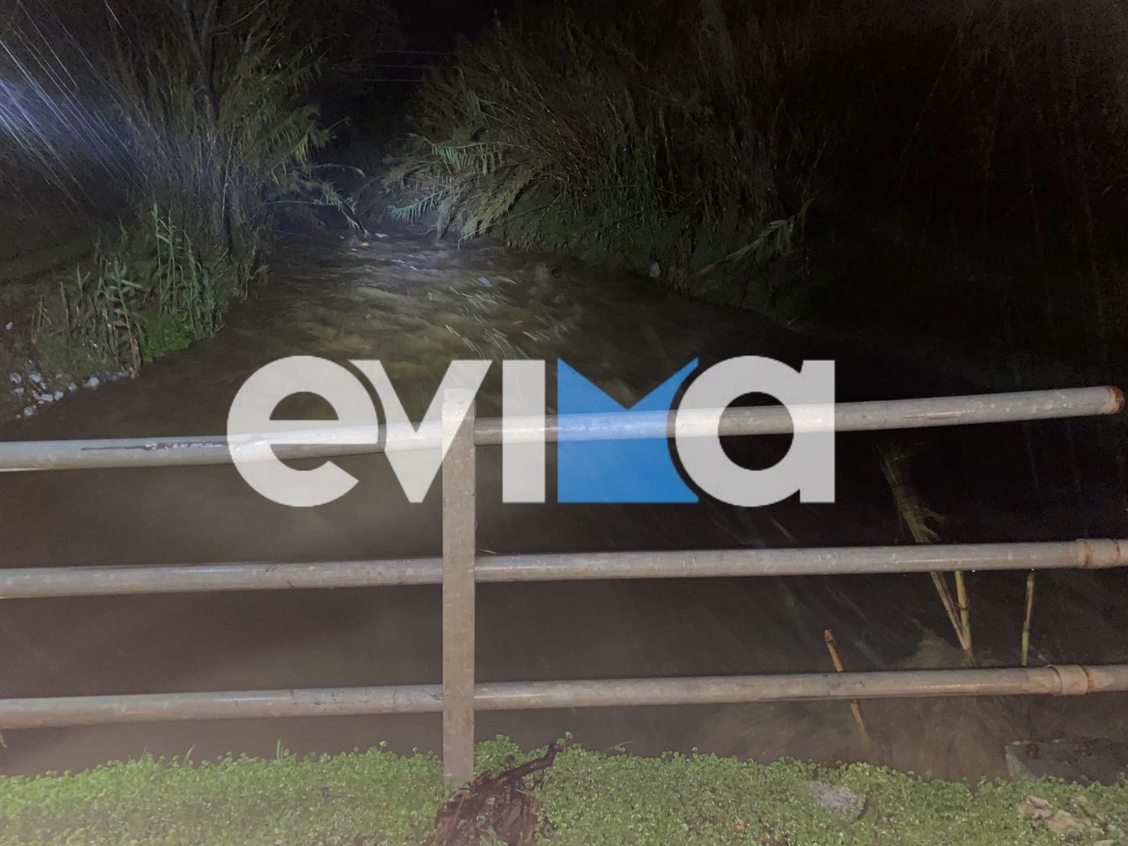 Η κακοκαιρία «σφυροκοπά» την Εύβοια: Πλημμύρισαν σπίτια, φούσκωσαν ποτάμια και διακοπή ρεύματος