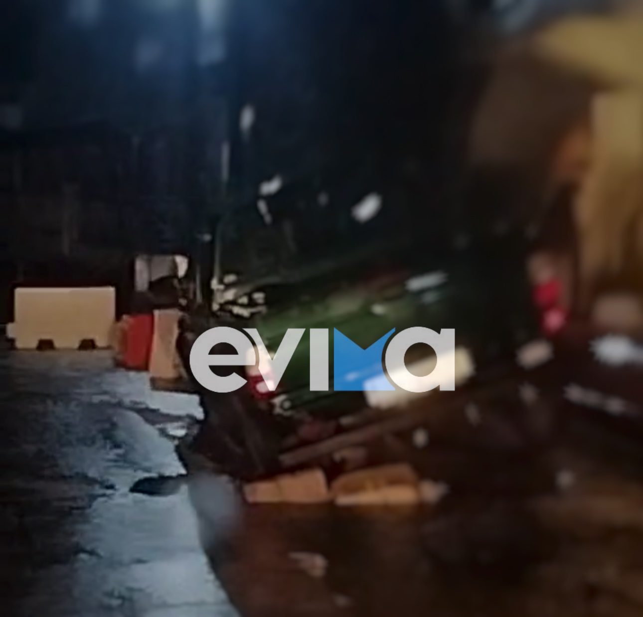 Κακοκαιρία στην Εύβοια: Αυτοκίνητα έπεσαν σε χαντάκι που υποχώρησε από τη βροχή (βίντεο)