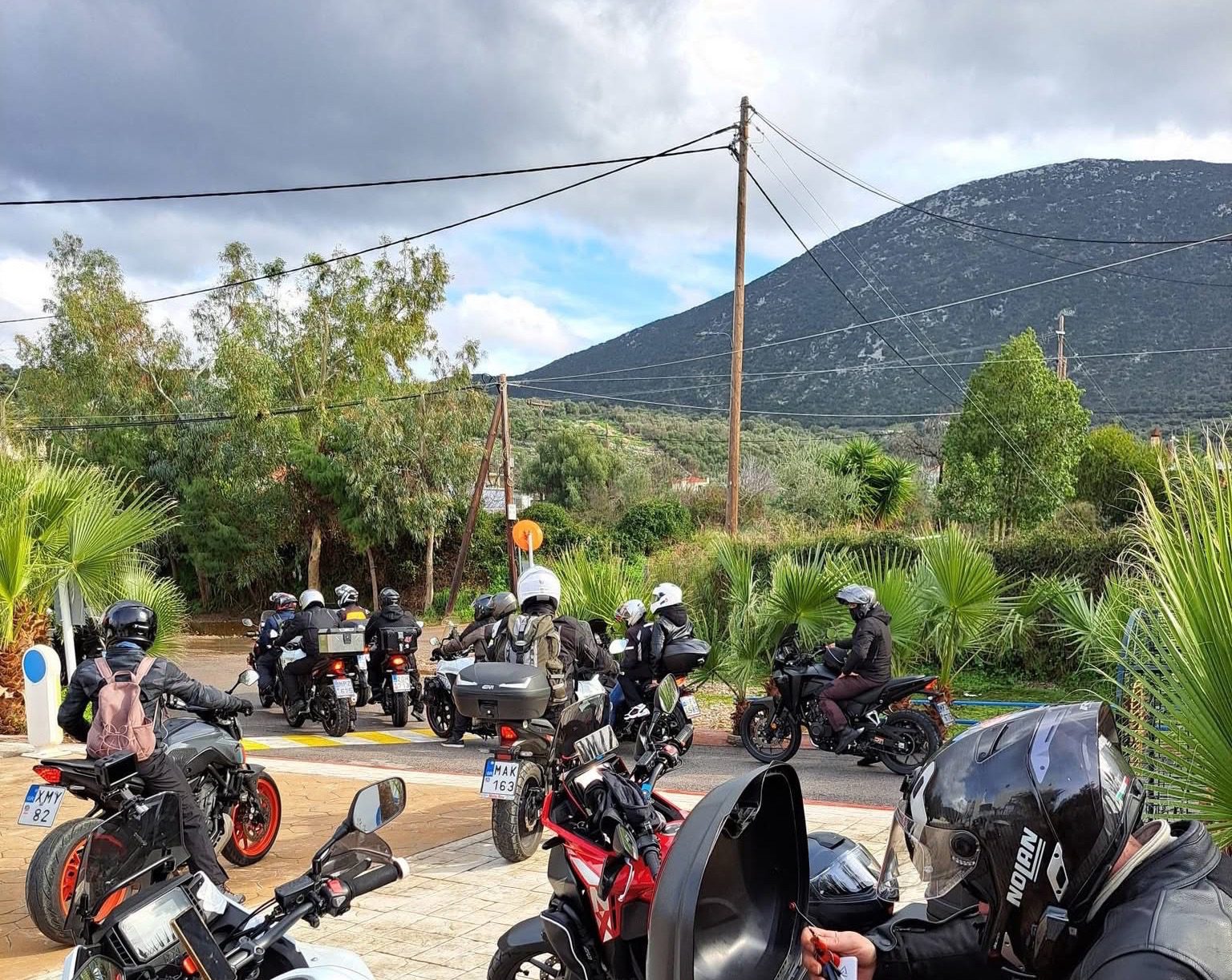 Γέμισε με μηχανόβιους χωριό της Εύβοιας!