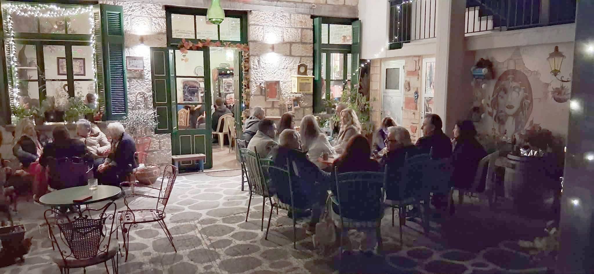 Εύβοια: Έκοψαν την πίτα στο καφενείο του χωριού – Όμορφες εικόνες