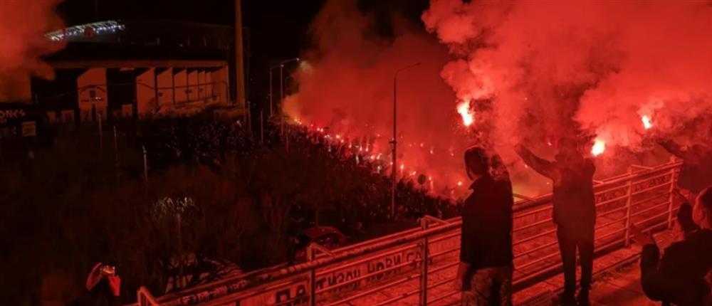 Ράγισαν καρδιές στην Τούμπα: Με συνθήματα και καπνογόνα το “αντίο” στους 7 οπαδούς του ΠΑΟΚ (βίντεο)