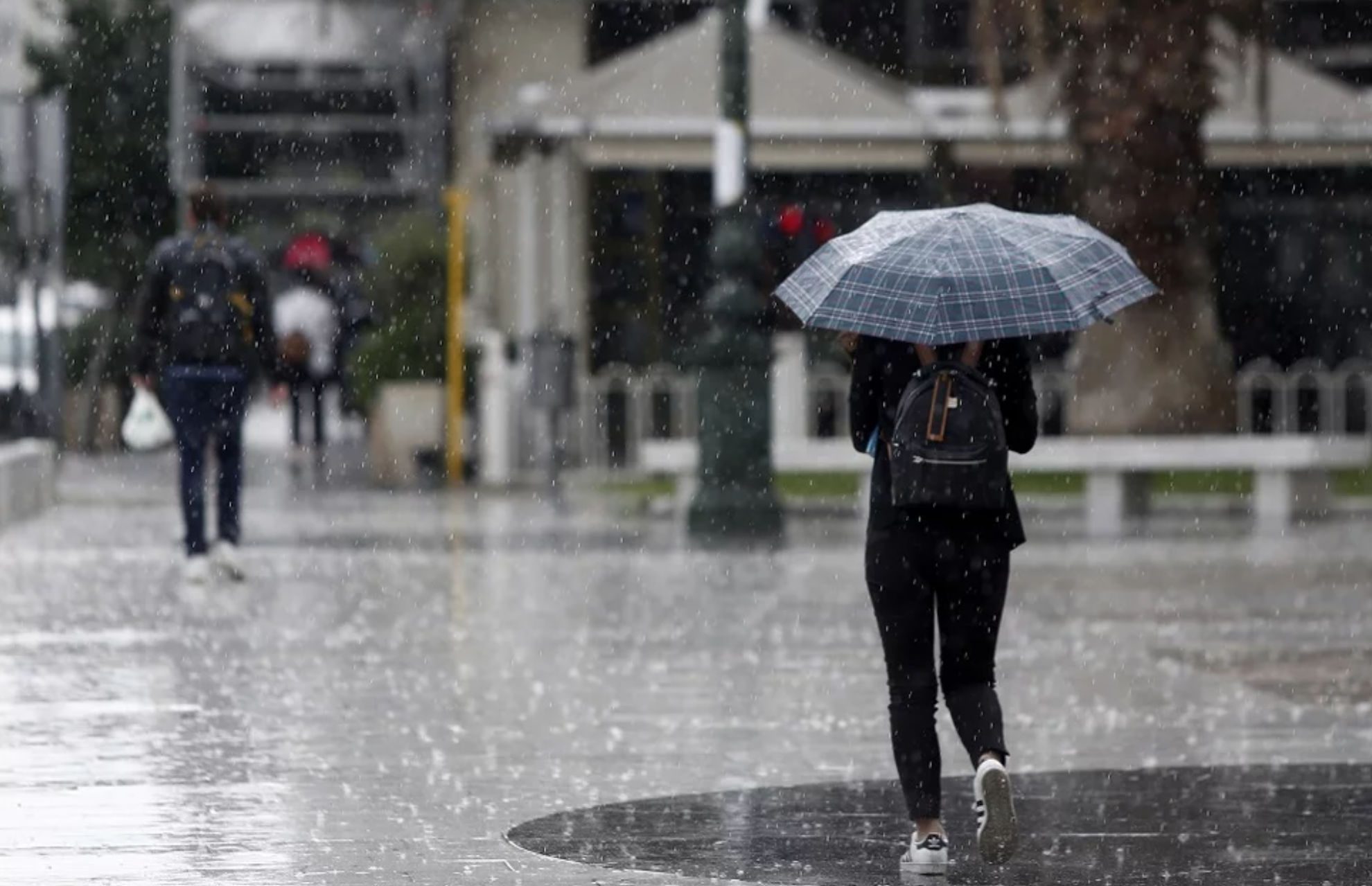 Μαίνεται η κακοκαιρία με βροχές και χιόνια – Αυτές είναι οι χειρότερες ώρες για Αττική