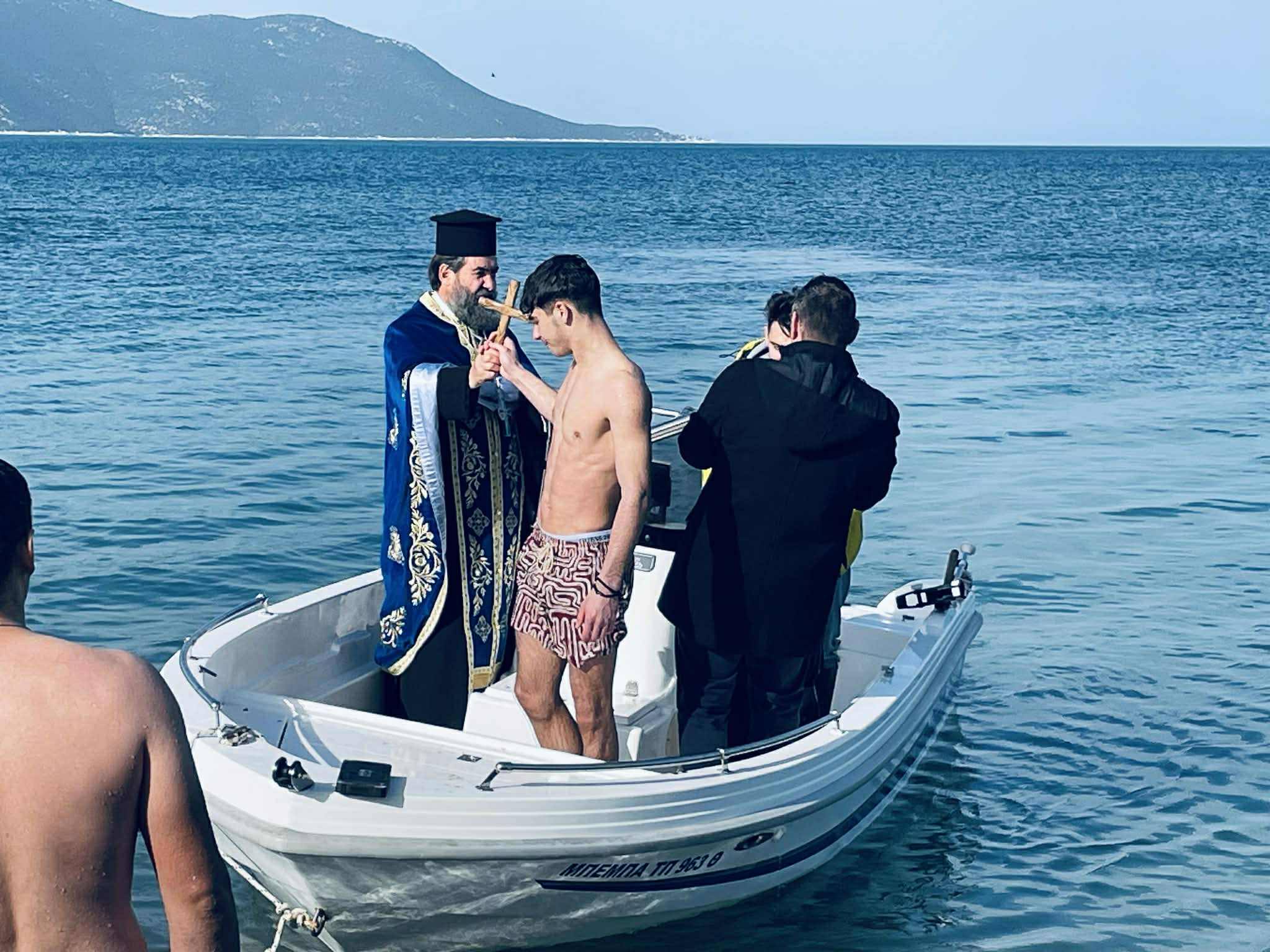 Κολυμβητής έπιασε το σταυρό σε περιοχή της Εύβοιας – Δείτε βίντεο