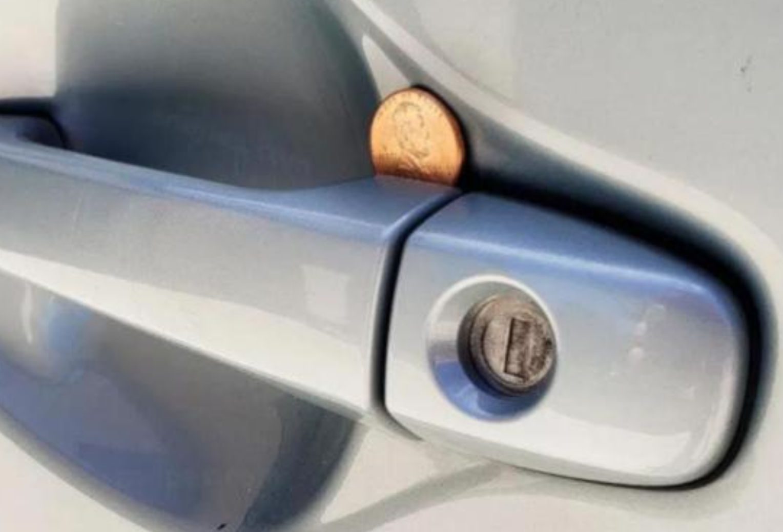 Μην μπείτε στο ΙΧ σας αν δείτε  ένα κέρμα στο χερούλι της πόρτας