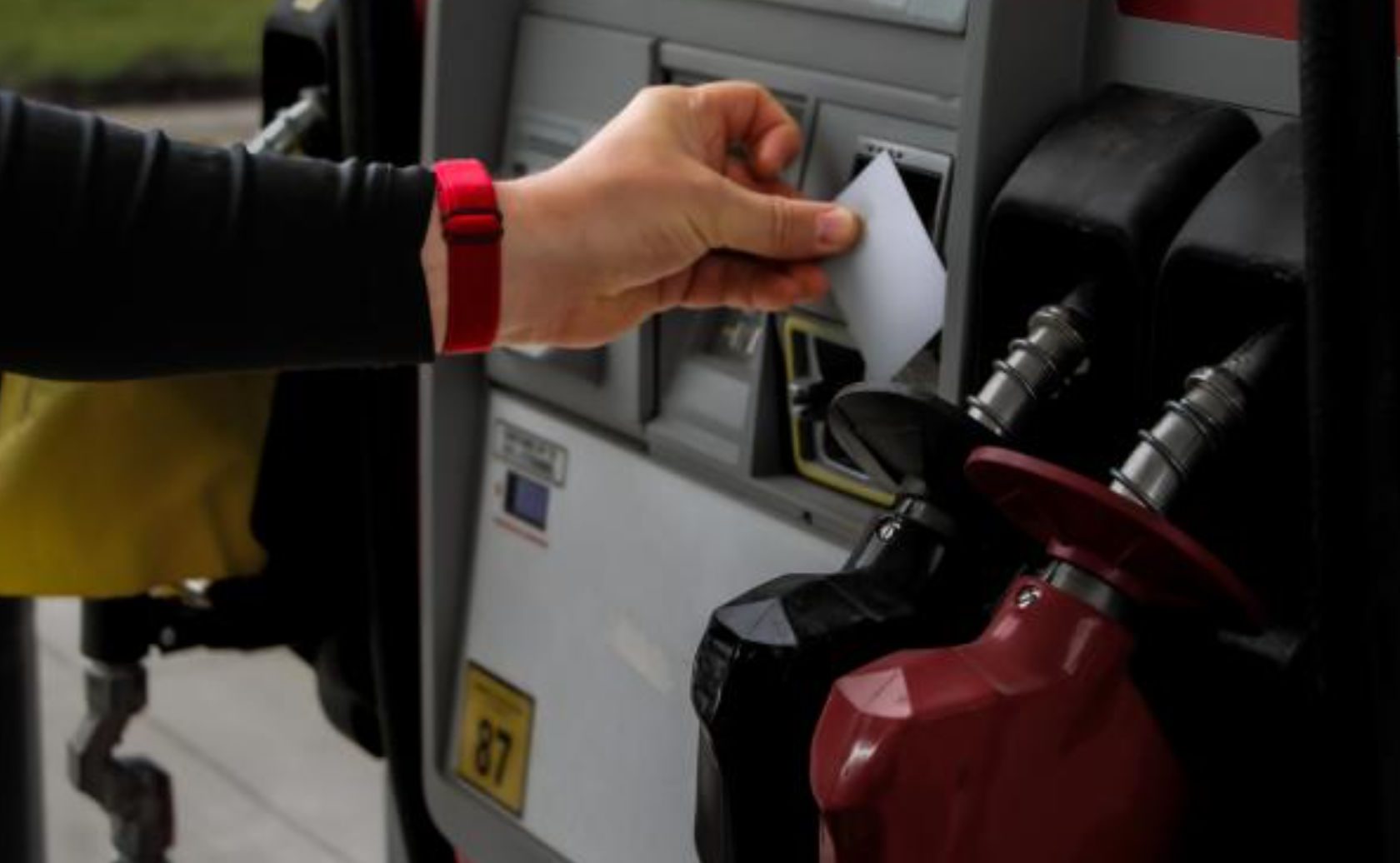 Προσοχή: Το «αόρατο» κόλπο που κλέβουν τα στοιχεία της κάρτας σας σε βενζινάδικα και πάρκινγκ