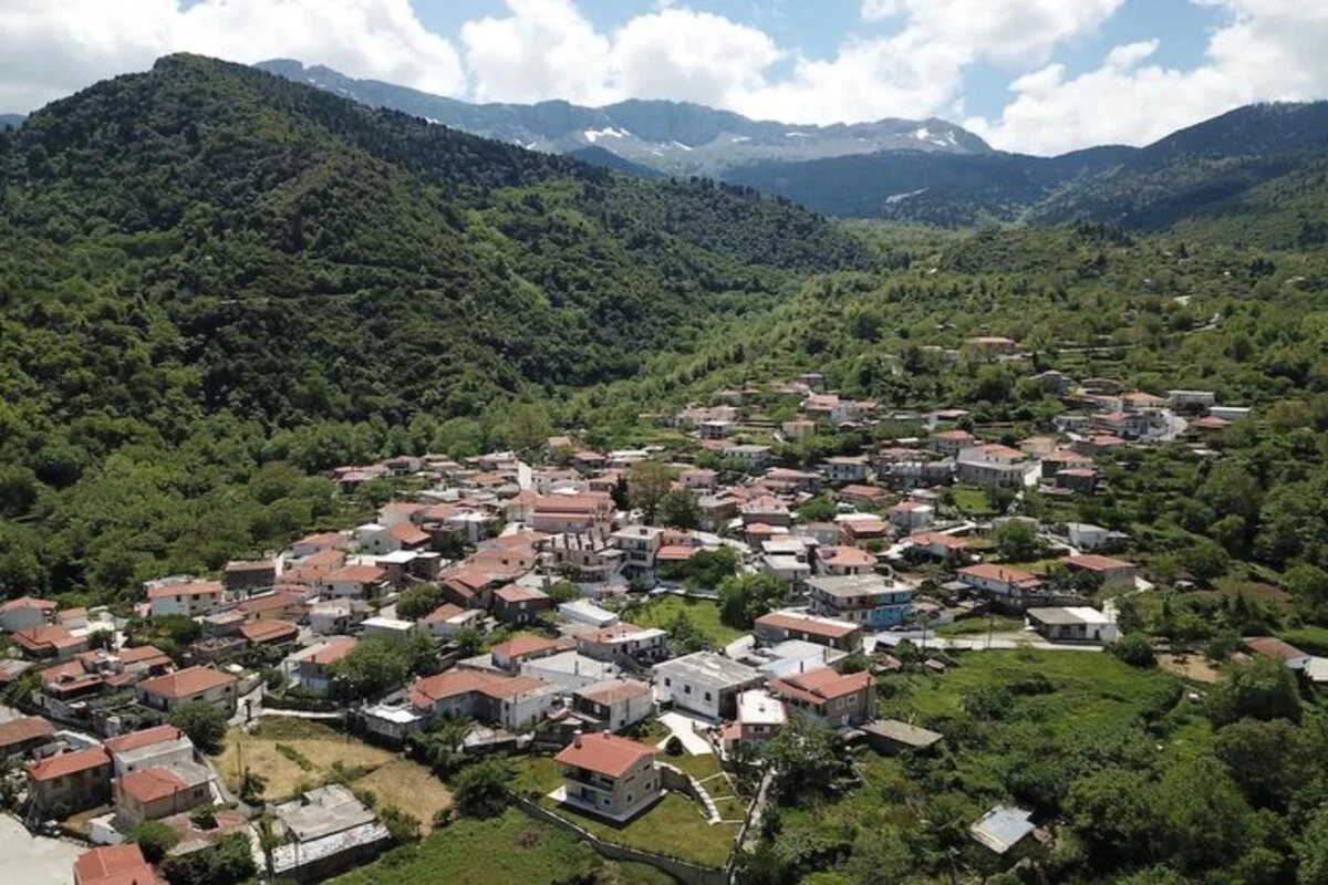 Πρώην πρωθυπουργός βρέθηκε σε χωριό της Εύβοιας