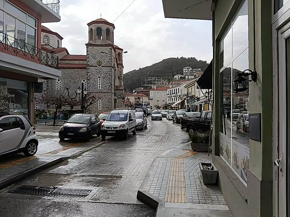 Καιρός: Συννεφιά, τοπικές βροχές και νοτιάδες σήμερα στην Εύβοια