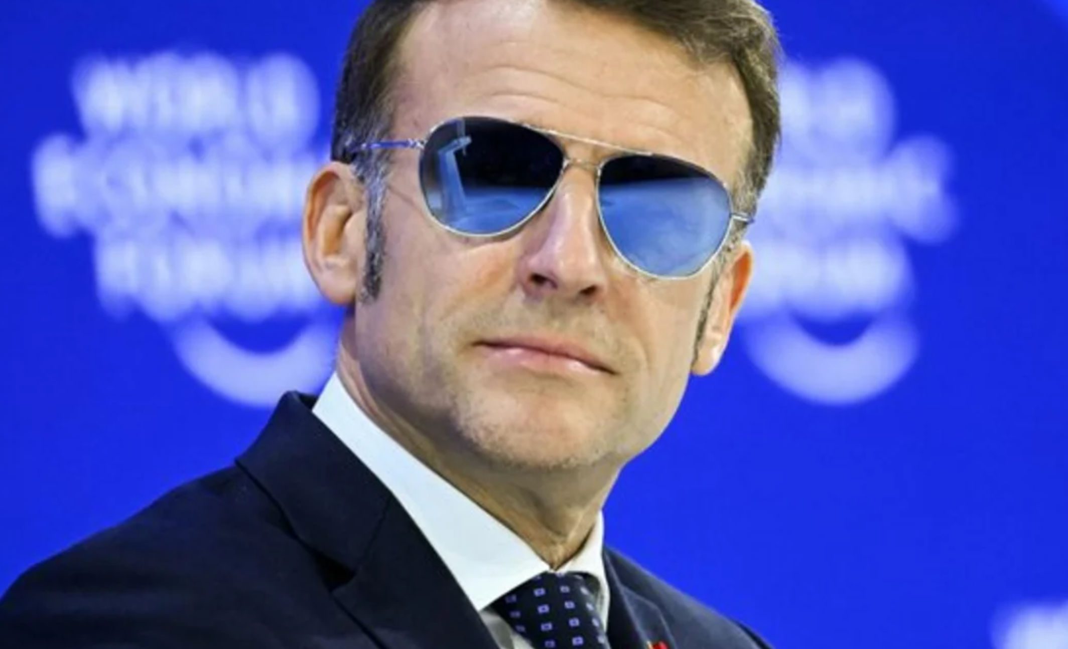 Τι συμβαίνει με την όραση του Μακρόν – Με γυαλιά «Top Gun» και ομιλία στα αγγλικά ο Γάλλος πρόεδρος