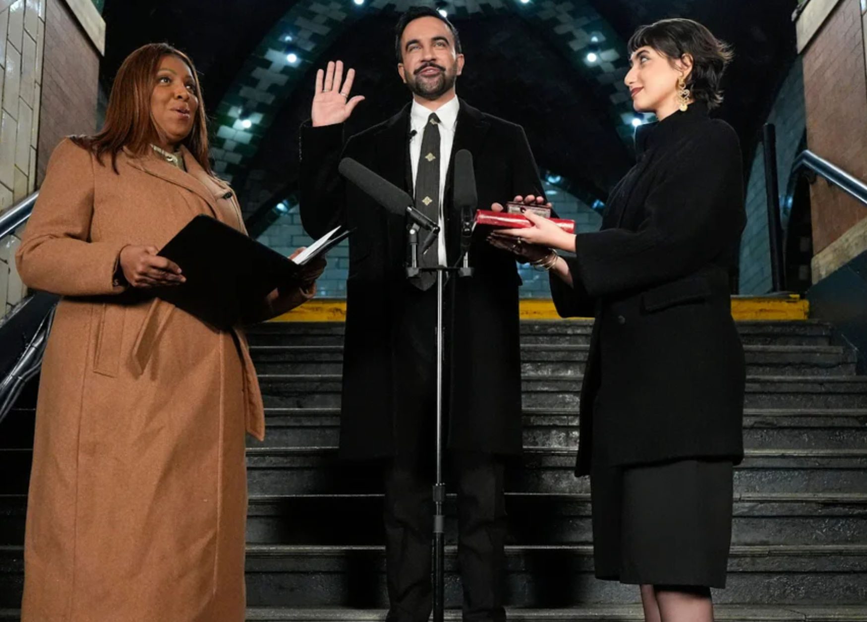 Οργή στη Νέα Υόρκη: Ο δήμαρχος Μαμντάνι είχε υποσχεθεί δωρεάν μεταφορές και τελικά αύξησε το μετρό στα 3 δολάρια