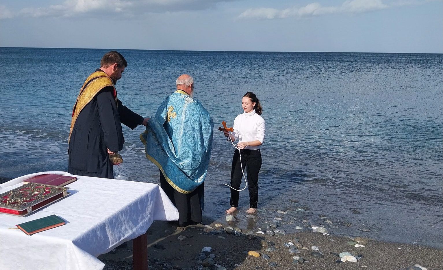 Εύβοια: Σε αυτή την παραλία έπιασε τον Τίμιο Σταυρό μόνο μία κοπέλα