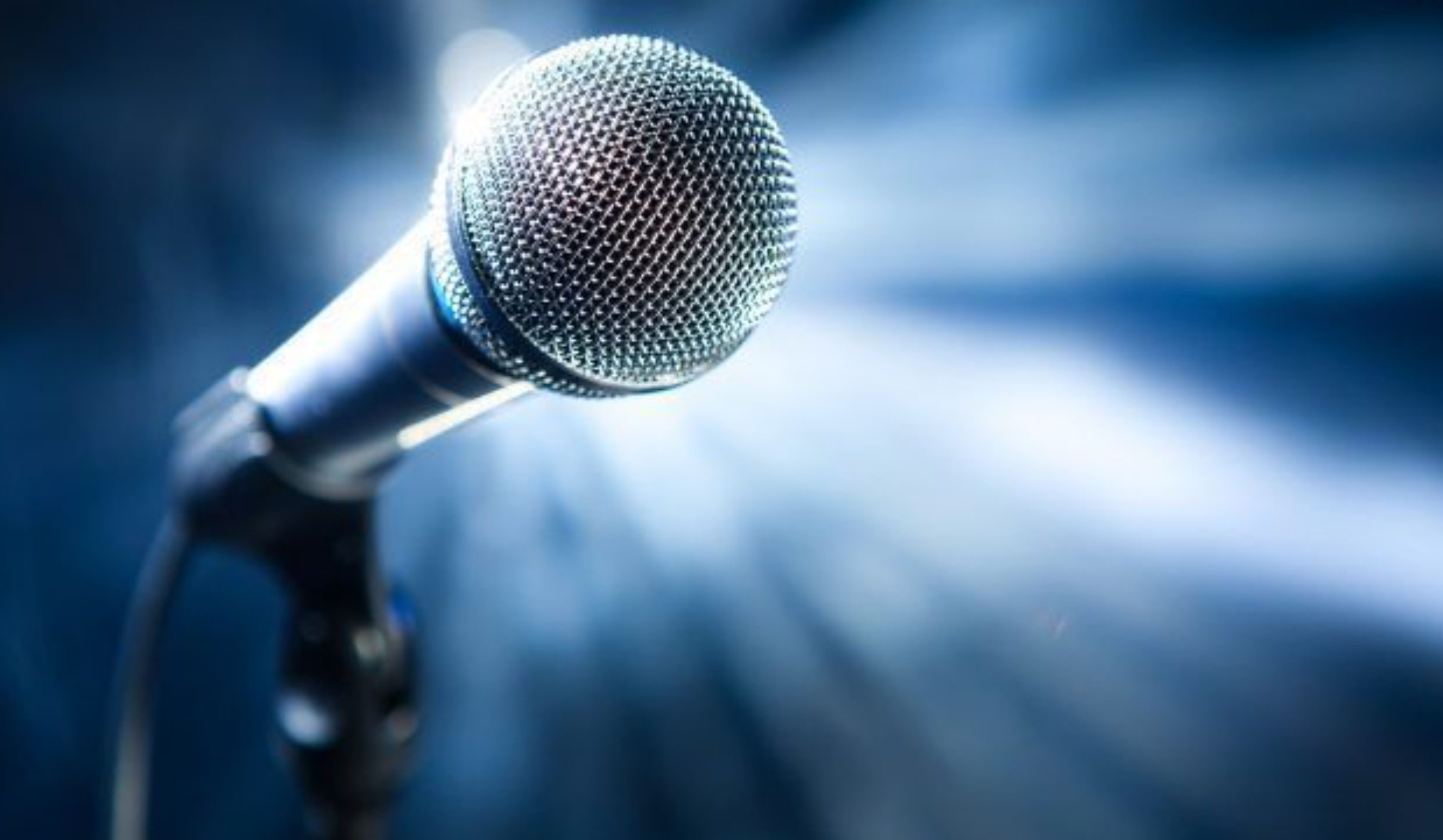 Αυτός είναι ο πασίγνωστος τραγουδιστής που έρχεται στην Εύβοια