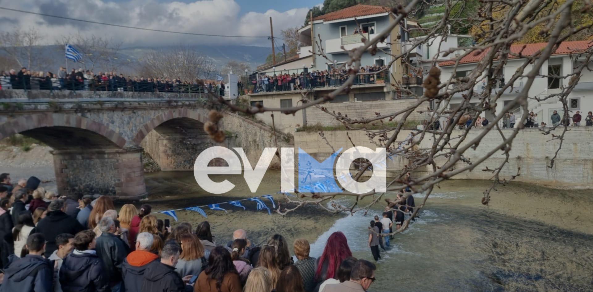 Θεοφάνεια στα παγωμένα νερά του ποταμού Μανικιάτη στην Εύβοια (pics&vid)