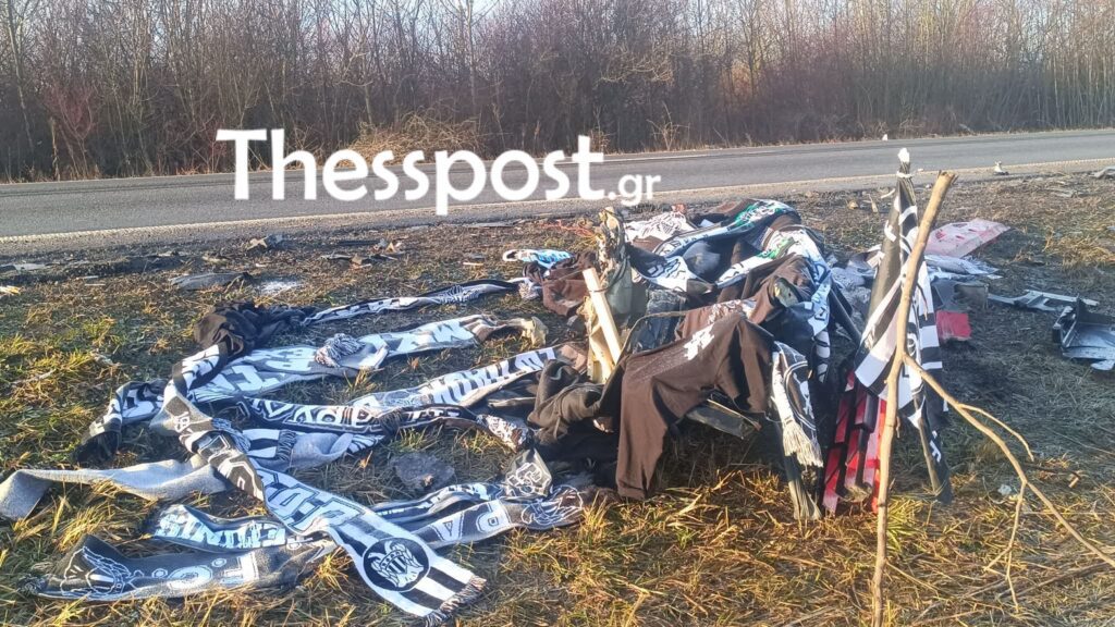 Οπαδοί του ΠΑΟΚ στη Ρουμανία σκέπασαν τα συντρίμμια του τροχαίου με μπλούζες και κασκόλ του Δικέφαλου