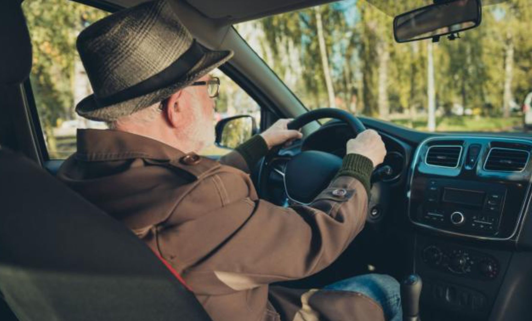 Έρευνα: Σε ποια ηλικία πρέπει να παραδίδουμε οριστικά το δίπλωμα οδήγησης