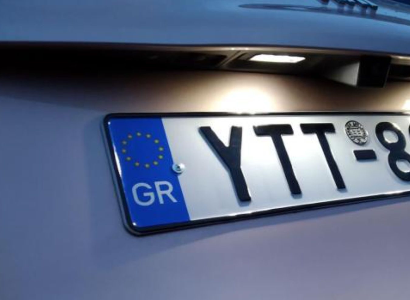Προσοχή: Θα πληρώσετε πρόστιμο 350 ευρώ αν η πινακίδα του ΙΧ σας έχει αυτή τη μορφή