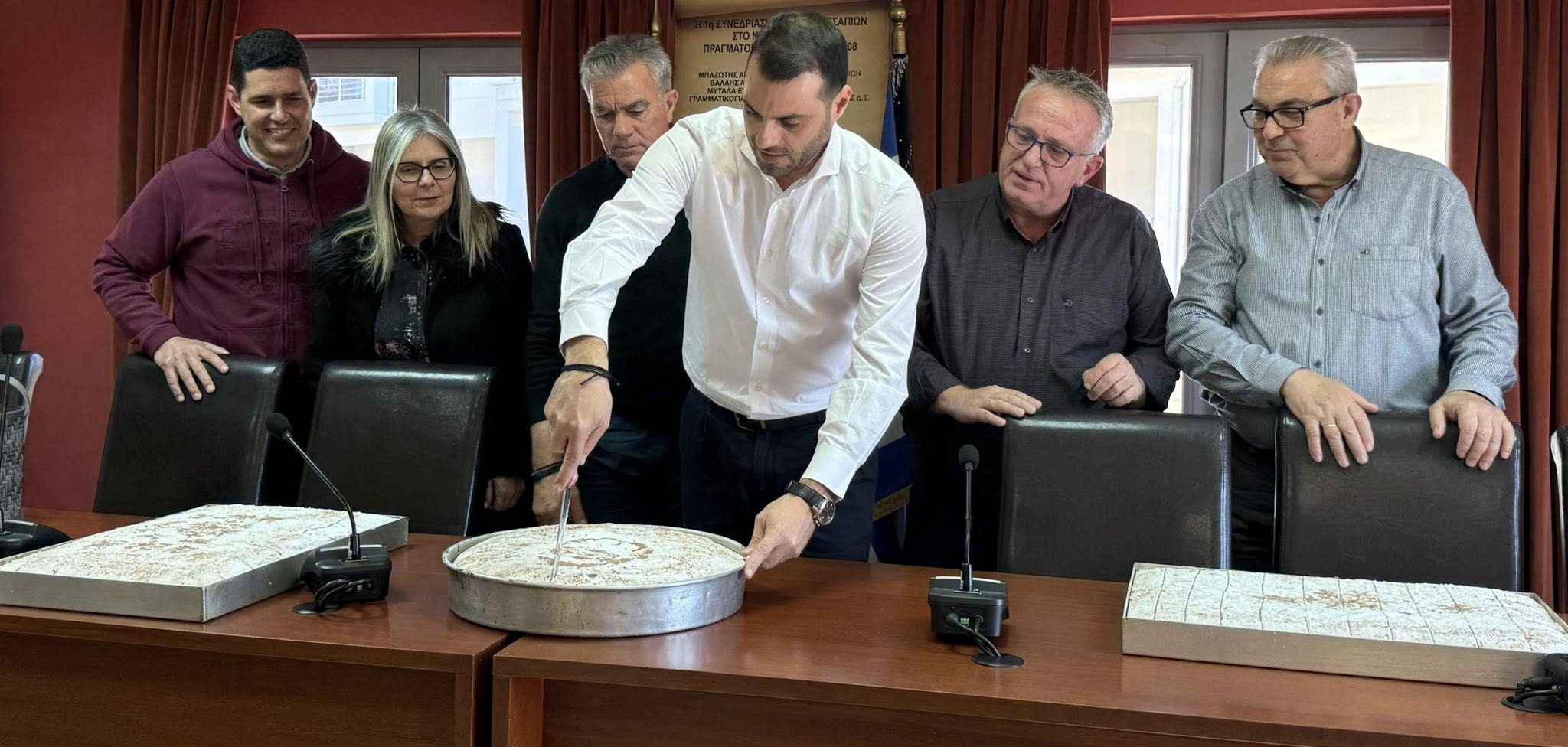 Εύβοια – Ψαχνά: Έκοψε την πίτα ο Δήμαρχος – Το δώρο που κέρδισε το φλουρί