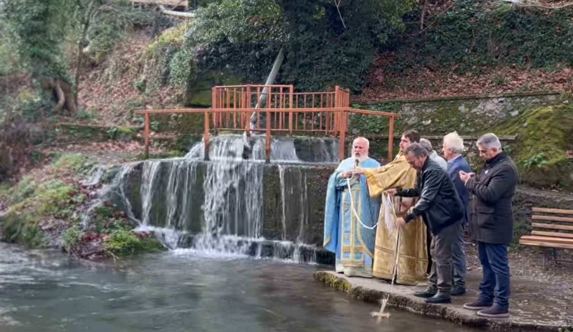 Πέταξαν τον σταυρό σε γραφικό ποτάμι της Εύβοιας – Βίντεο