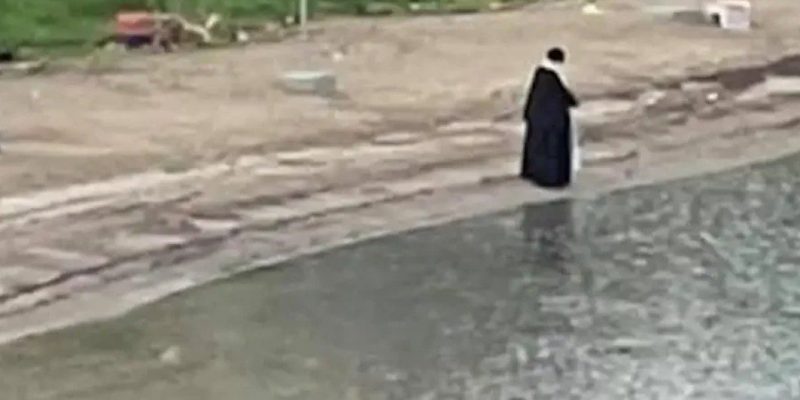 Εύβοια: Η εικόνα των Θεοφανείων που συγκλόνισε – Ιερέας μόνος στην παραλία