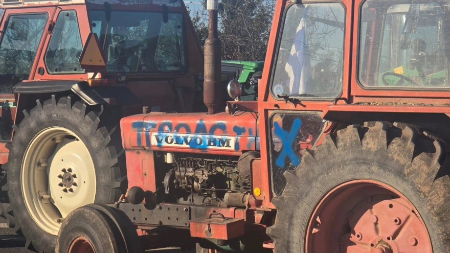 «Προδότες»: Βανδάλισαν τρακτέρ αγροτών που πήγαν στη συνάντηση με τον Μητσοτάκη στο μπλόκο της Νίκαιας