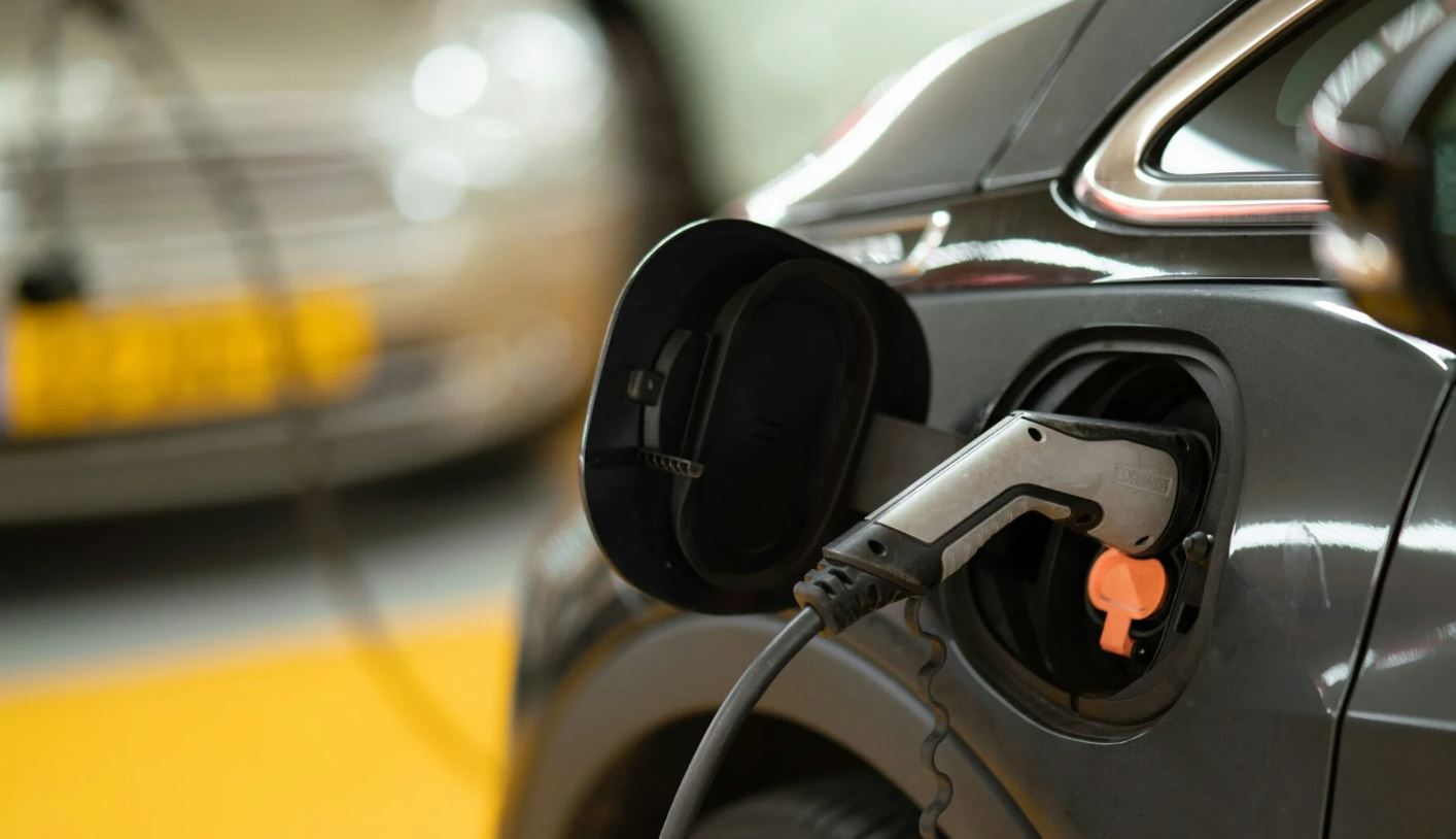 Κινούμαι Ηλεκτρικά: Ποιοι μπορούν να λάβουν επιδότηση 3.000 ευρώ