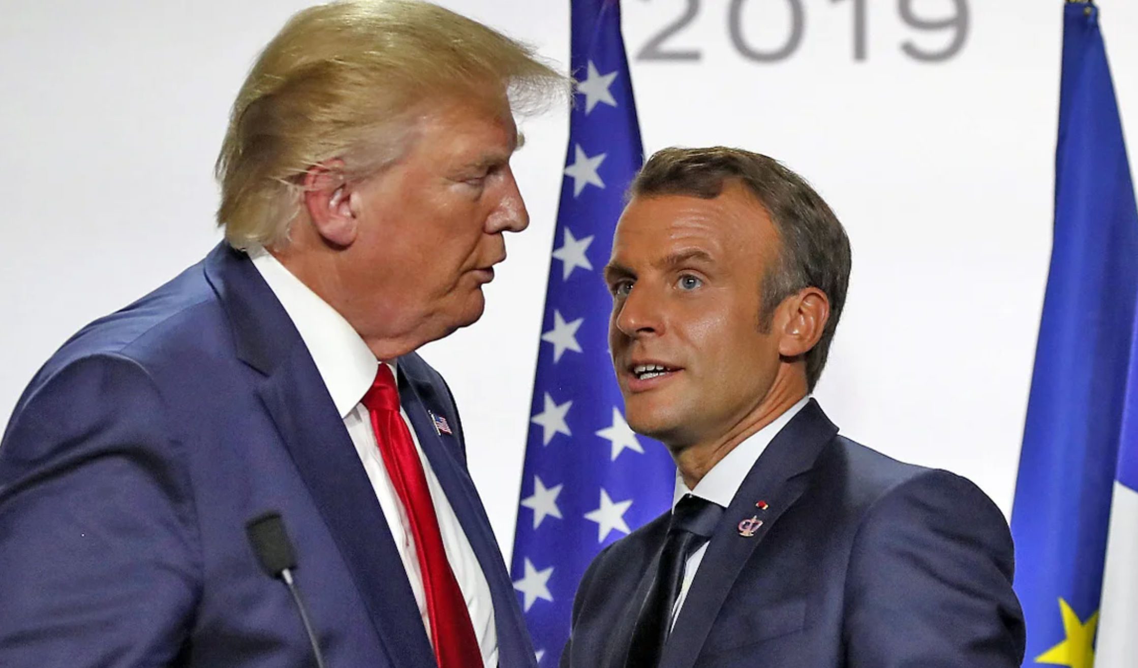 Ο Τραμπ ξεφτίλισε δημόσια τον Μακρόν: «”Σε ικετεύω, θα κάνω ότι θέλεις κύριε”, μου έλεγε και κλαψούριζε»