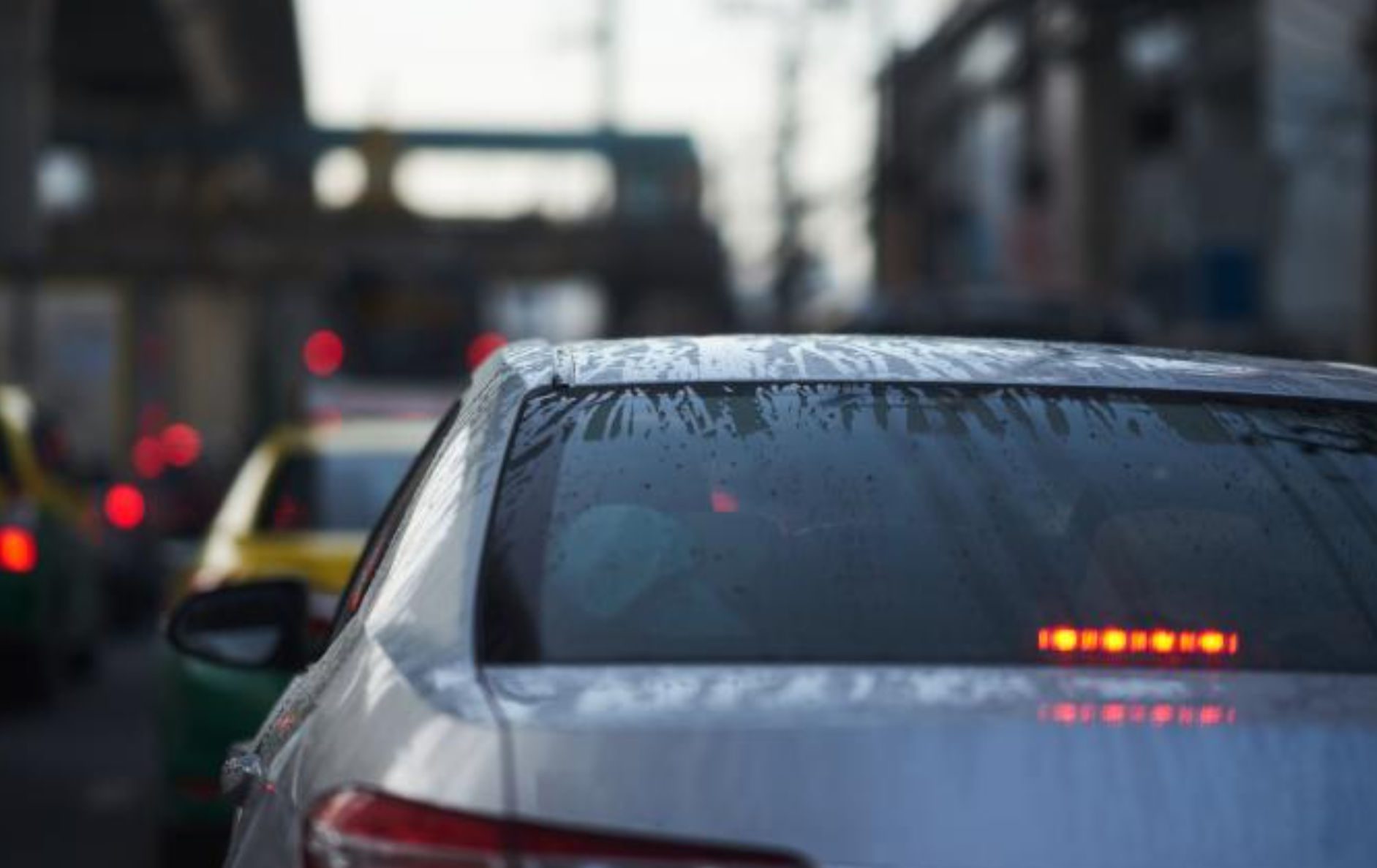 Θολωμένο παρμπρίζ: Με ζεστό ή κρύο αέρα ξεθολώνουν πιο γρήγορα τα τζάμια του αυτοκινήτου;