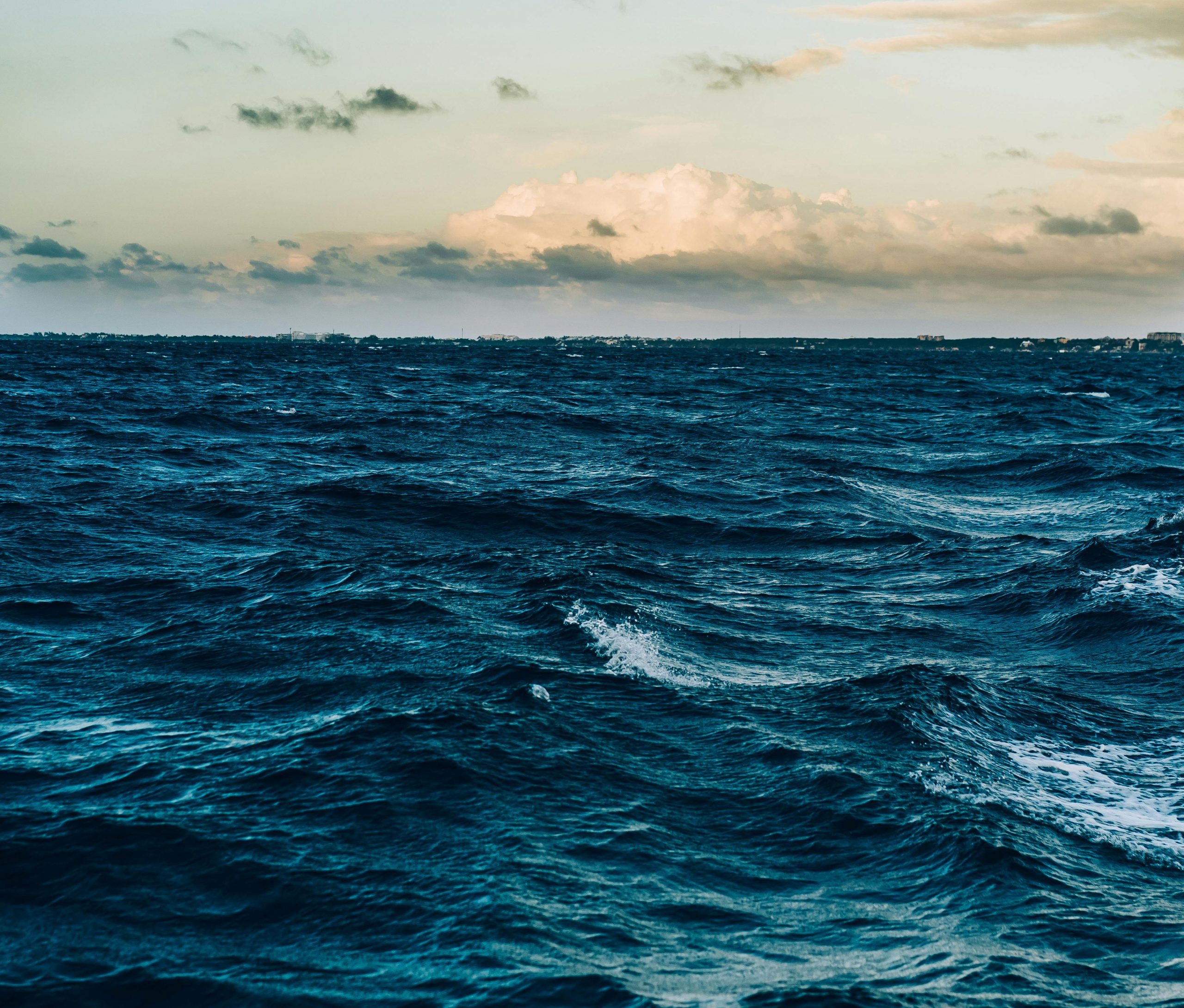 Βίντεο σοκ: Κύματα παρασύρουν αυτοκίνητα σε ελληνικό λιμάνι