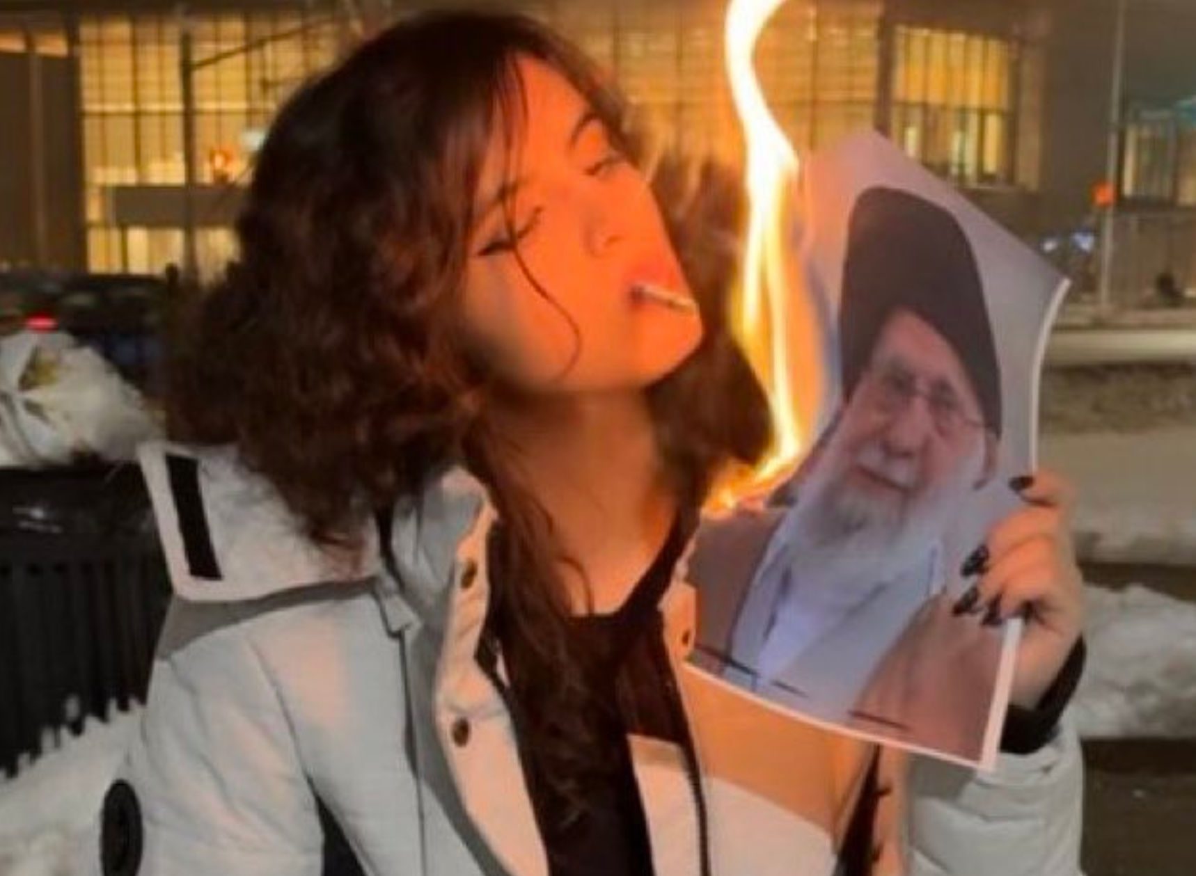 Γυναίκες στο Ιράν καίνε φωτογραφίες του Χαμενεΐ και ανάβουν τσιγάρα – Συμβολική πρόκληση προς το καθεστώς