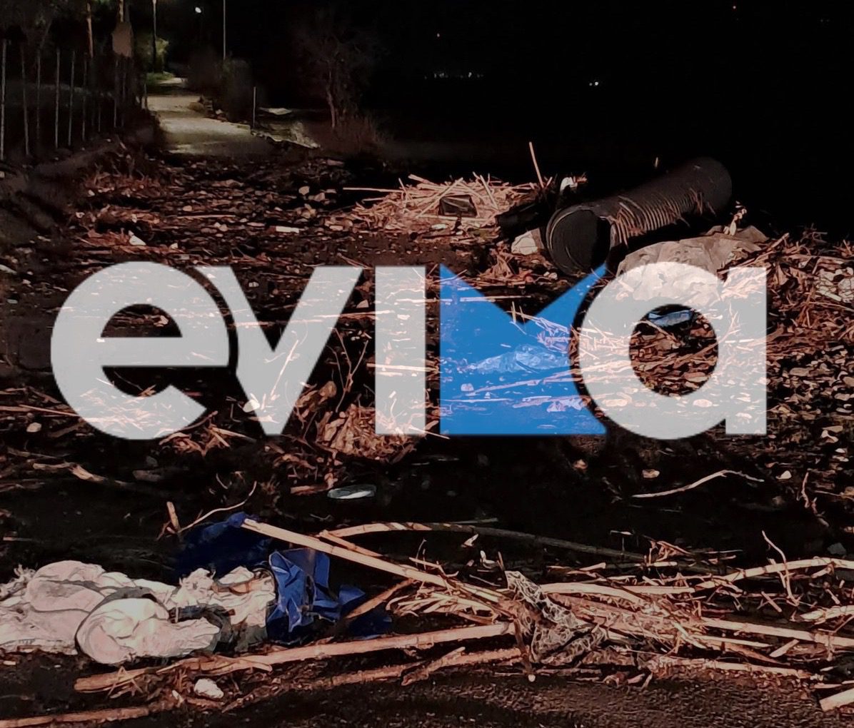 Επικίνδυνος δρόμος στην Εύβοια: Γέμισε με πέτρες, ξύλα και ογκώδη αντικείμενα από τη μανία της θάλασσας- Εικόνες