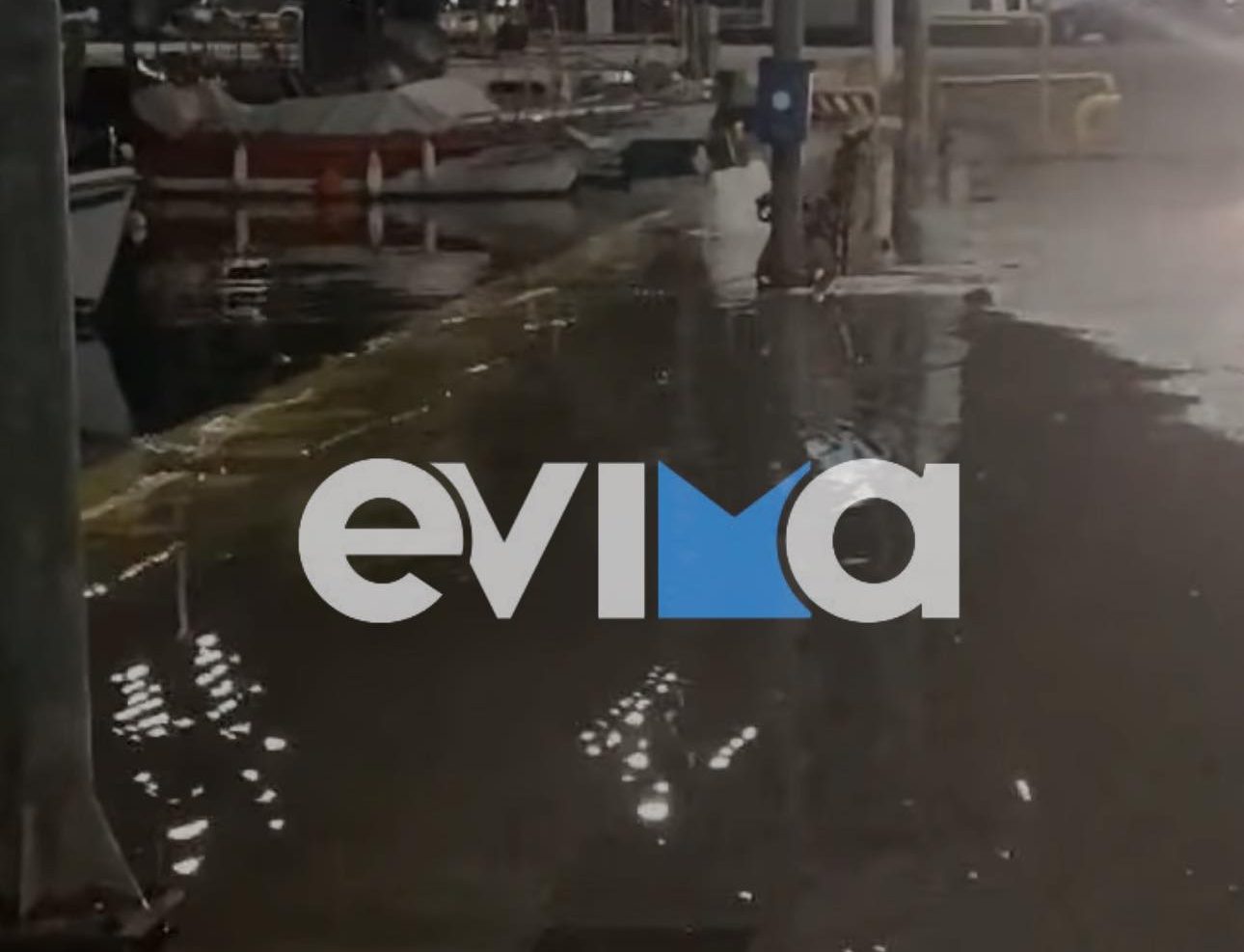 Ανησυχητικό φαινόμενο σε λιμάνι της Εύβοιας: Η θάλασσα καλύπτει την παραλία τις βραδινές ώρες (vid)
