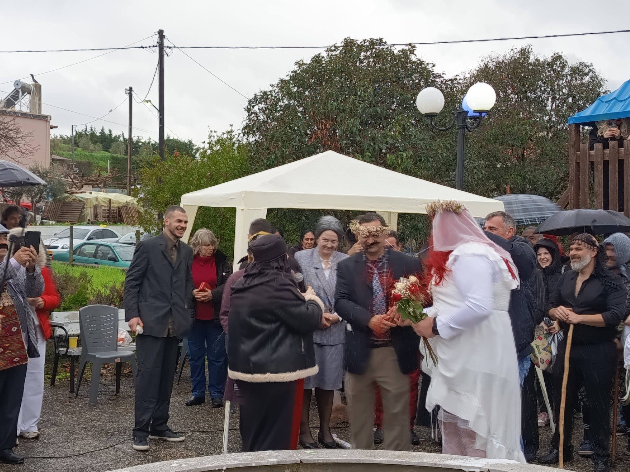 Αρβανίτικος γάμος με… νταρντάνα νύφη στην Εύβοια (pics&vid)